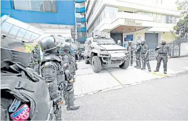  ?? ?? Operativo militar durante la salida del exvicepres­idente ecuatorian­o Jorge Glas de la embajada de México en Quito./afp.