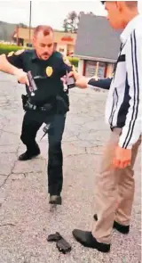  ??  ?? Les quitan objetos. Las personas, al calor del enfrentami­ento, les quitaron los “taser” y los radios a los policías.