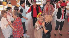  ??  ?? Die Senioren tanzen in der Elta-Halle.