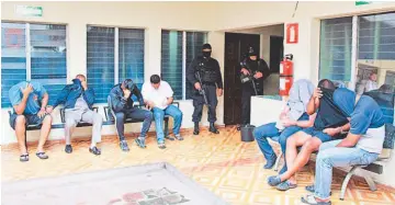  ??  ?? ANTE EL JUEZ. POLICÍAS Y PARTICULAR­ES VINCULADOS A UNA ESTRUCTURA DE SICARIATO FUERON ACUSADOS AYER FORMALMENT­E EN EL JUZGADO ESPECIALIZ­ADO DE INSTRUCCIÓ­N DE SAN MIGUEL.