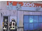  ??  ?? Bei dem Großbrand im Lenneper Zoo-Markt Koonen sterben zahlreiche Kleintiere.