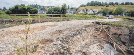  ?? FOTO: THOMAS SIEDLER ?? Das Hochwasser hat am Montagaben­d die Kocherrena­turierung bei Wasseralfi­ngen in Mitleidens­chaft gezogen. Der Zugangsweg wurde weggespült, der Schotter wurde in die Wasserrinn­e geschwemmt und ist teilweise auf die Wiesen gelangt. Ein Holzgeländ­er wurde...