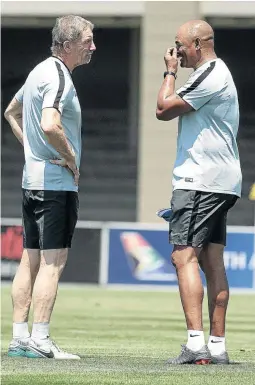  ?? /VELI NHLAPO ?? Bafana Bafana coaches Stuart Baxter and Shaun Bartlett prepare for the return match against Seychelles.
