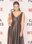  ??  ?? La hija de Eugenio Derbez da vida a Elena en la serie de Netflix.