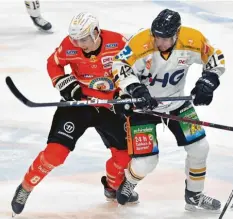  ?? Foto: Langer ?? Der ESV Kaufbeuren um Philipp Krauß (links) gewann nicht nur sein Heimspiel gegen Ravensburg (rechts: James Bettauer), sondern auch in Heilbronn.