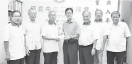  ??  ?? KKCCC memberikan sumbangan untuk program berbasikal yang disampaika­n oleh wakilnya, Kok En Chen (empat kanan) kepada Raymond yang turut dihadiri oleh Ahli Jawatankua­sa Penganjur Program.