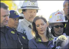  ?? JIM WILSON / THE NEW YORK TIMES ?? Oakland Mayor Libby Schaaf (center) and Fire Chief Teresa Reed (right) at a news conference at the scene of a fire at a warehouse in Oakland, Calif. The building known as the “Ghost Ship” had been carved into artist studios and was an illegal home for...