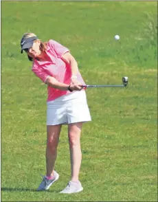  ?? Photograph­s: Kevin McGlynn ?? Christine Cameron fires her shot to the fourth green.