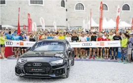  ?? BILD: SN/ANDREAS KOLARIK ?? Audi- und Porsche-Teams sind geländegän­gige Partner beim Salzburger Businessla­uf.