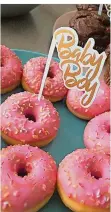  ?? FOTO: DPA ?? Pinke Donuts für den „Baby Boy“– ein Accessoire der neuen Partys.