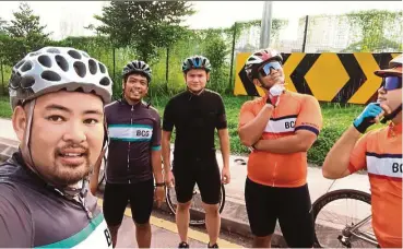  ?? — DANIAL MARZUKI ?? Danial Marzuki (left) in a fun pose with some Bangsar Cycling Group members.