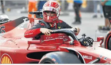  ?? HAMAD MOHAMMED / EFE ?? Charles Leclerc se dispone a salir de su Ferrari tras su gran actuación en el último entrenamie­nto.