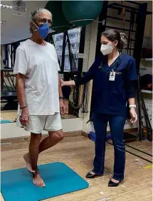  ?? Clinimex/Divulgação ?? A médica Christina Grüne de Souza e Silav, uma das coautoras do estudo, faz teste de equilíbrio em paciente