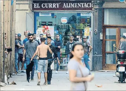  ?? ÀLEX GARCIA ?? Tensión en la calle. El cruce entre Riera Baixa y Hospital es cada día más inquietant­e