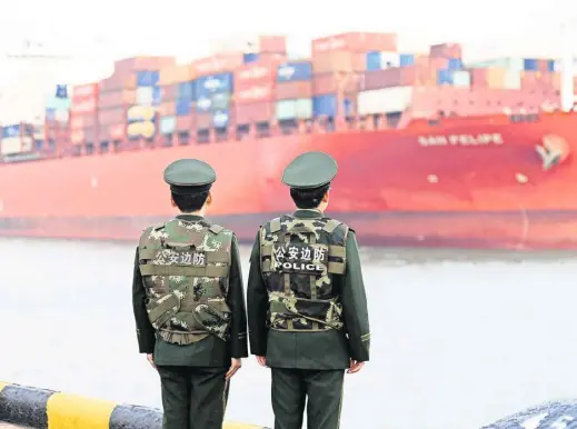  ?? Foto: Chinatopix/dpa ?? Mögliche Beschränku­ngen: Peking erwägt, die Regeln für Einfuhren von Chemikalie­n aus der EU zu verschärfe­n.