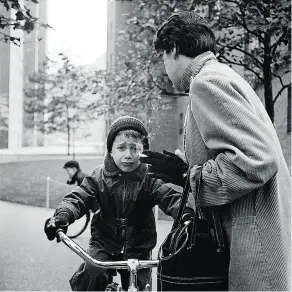  ?? ©ESTATE OF VIVIAN MAIER, COURTESY MALOOF COLLECTION AND HOWARD GREENBERG GALLERY, NEW YORK ?? From top left: Canada; SelfPortra­it, Undated; April 7, 1960; Chicago, IL; 1954 New York, NY.