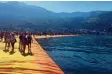  ?? Foto: Lea Thies ?? Hier siehst du ein Foto von den „Floating Piers“. Christo ließ am Iseosee schwim mende Stege aufbauen, die mit gelbem Stoff bespannt waren. Darüber konnten Besucher gehen.