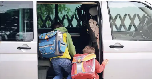  ?? FOTO: DPA ?? Eltern, die bis zum Schultor fahren, um ihre Kinder zur Schule zu bringen oder abzuholen, sind auch in Neuss ein alltäglich­es Bild. Die Schulleitu­ngen sind oft machtlos.