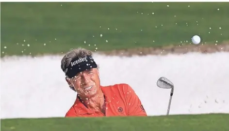  ?? FOTO: CURTIS COMPTON/AP ?? Bernhard Langer schlägt aus einem Bunker am neunten Loch auf der ersten Runde in Augusta.