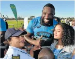  ?? Picture: EUGENE COETZEE ?? NOT SO BEASTLY: Tendai ‘Beast’ Mtawarira posed with fans who included Leezane Metlerkamp, 13, on Women’s Day at the Gelvandale Sports Grounds