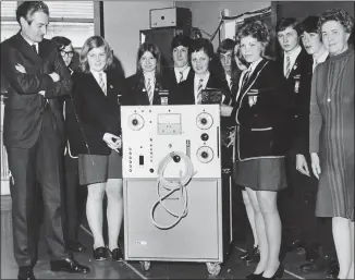  ??  ?? Pupils from Denny High School were on hand for a presentati­on of a kidney transplant machine to Glasgow Western and Gartnavel Hospital in 1972