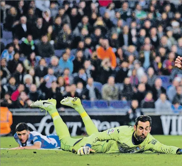  ??  ?? Goleador. Luis Suárez cerró el marcador con este remate tras un error del
defensa Aarón