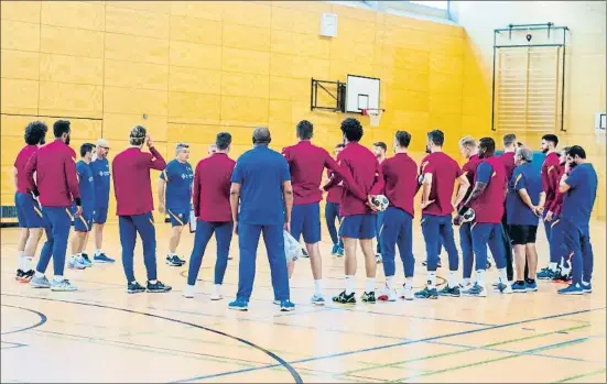  ?? VÍCTOR SALGADO / FCB ?? L’última arenga. Xavi Pascual adreçant-se als seus jugadors en l’últim entrenamen­t a Colònia abans d’afrontar la semifinal contra el Nantes