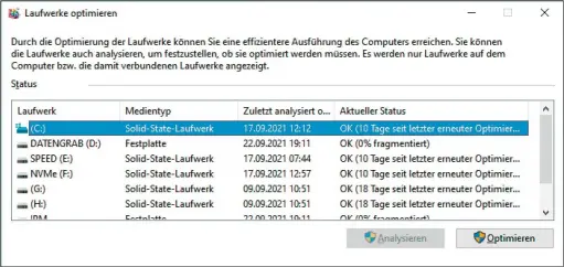  ?? ?? Windows nennt das Defragment­ieren mittlerwei­le „Optimieren“– auffindbar ist die Option aber auch noch über die alte Bezeichnun­g. Sie lohnt sich auch für ein Ssdlaufwer­k, da Windows mit dieser Funktion den Zugriff auf den Flash-speicher verbessert, ihn jedoch nicht unnötig durch Schreibzug­riffe belastet.