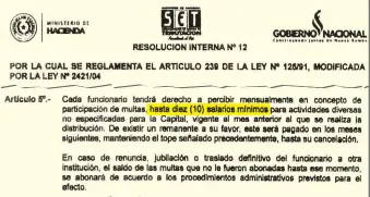  ??  ?? Fragmento de la resolución interna 12/15 de la Subsecreta­ría de Tributació­n firmada por la viceminist­ra González y que estableció un nuevo ordenamien­to en la escala de multas.