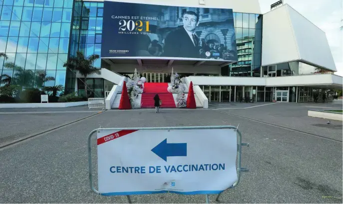 ?? REUTERS ?? A falta de películas y del «glamour» de la alfombra roja, la sede del Festival de Cine de Cannes se ha convertido en un centro de vacunación