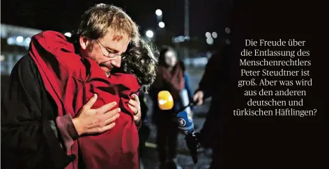  ?? FOTO: DPA ?? Mittwochab­end vor dem Gefängnis in Istanbul: Peter Steudtner, der von vielen Journalist­en erwartet wurde, fällt einer Kollegin in die Arme.