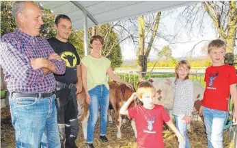  ?? FOTO: LADUCH ?? Ein landwirtsc­haftlicher Betrieb funktionie­rt nur als Familienbe­trieb, wie bei der Familie Schabel (von links): Hans, Markus, Sonja, Anton, Heidi und Franz.