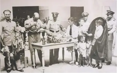  ?? ?? Distributi­on by the police of gas masks to Maltese families just before the outbreak of World War II.