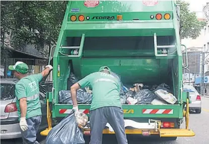  ?? (JOSÉ HERNÁNDEZ) ?? De estreno. Los nuevos camiones, ayer, en el Centro, la primera zona en la que debutó el sistema.