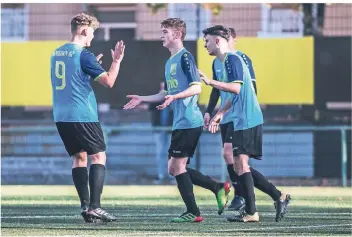  ?? FOTO: FABIAN STRAUCH. ?? Hamborner Jubel: Die B-Jugend-Löwen von den Sportfreun­den Hamborn 07 feierten dem eminent wichtigen 1:0-Sieg gegen den SC Kapellen-Erft.