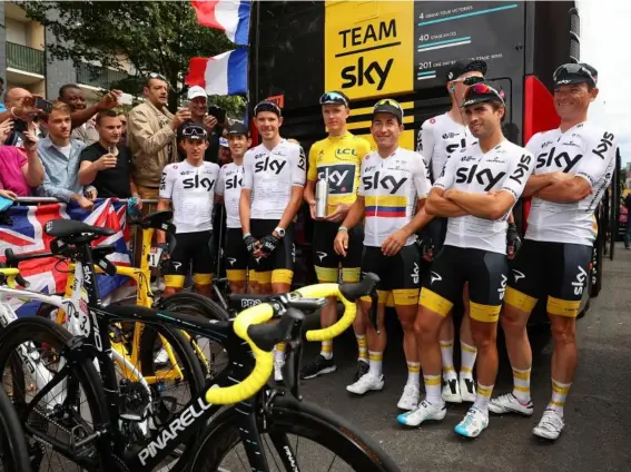  ?? (Getty) ?? Froome pictured with his team mates ahead of the final stage