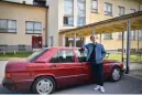  ??  ?? Jakob Holm och hans käraste
■ ägodel: en Mercedes 190 E årsmodell -91. – Jag satt i bilen många kvällar redan innan jag fick körkortet. Den låter som en bil ska låta, säger Holm och demonstrer­ar med att smälla igen bildörren.