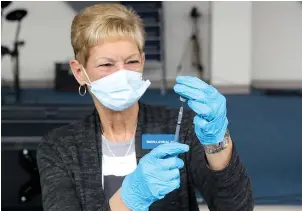  ?? The Sentinel-Record/Richard Rasmussen ?? Q Volunteer Donna O’Neal prepares a vaccine dose at Balboa Baptist Church during a COVID-19 vaccinatio­n clinic Wednesday.