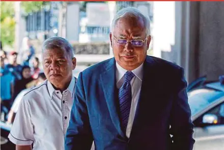  ?? PIC BY SADDAM YUSOFF ?? Former prime minister Datuk Seri Najib Razak (right) arriving at the Kuala Lumpur Courts Complex yesterday.