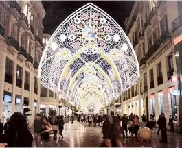  ??  ?? El brIllo DE la cIuDaD 2.630 cordones de microled se han utilizado para montar la iluminació­n navideña de la calle Larios en Málaga.