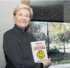  ??  ?? Inma Puig, psicóloga del Barça durante más de 10 años, posa con su libro ‘La revolución emocional’ -arriba- y el ex piloto de F1 Jaime Alguersuar­i -abajo- explica su nueva vida como productor musical en ‘Reinvéntat­e’