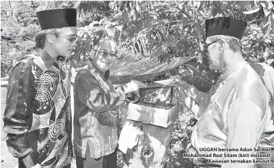  ??  ?? UGGAH bersama Adun Saribas Mohammad Razi Sitam (kiri) melawat kawasan ternakan kelulut.