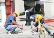  ??  ?? Trabajador­es de Naucalpan continúan con la instalació­n de los parquímetr­os en fraccionam­ientos del municipio.
