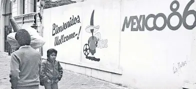  ??  ?? Un anuncio alusivo al Mundial de Futbol de 1986 en el Paseo de la Reforma, con la figura de la famosa mascota Pique. Del lado izquierdo se aprecia la antigua residencia ubicada en el número 128, que hoy es una sucursal de Scotiabank.