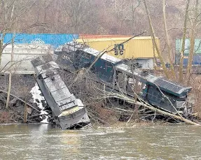  ?? ?? l Un tren descarrila­do se observa a la orilla de un río en Saucon Township, Pensilvani­a.
