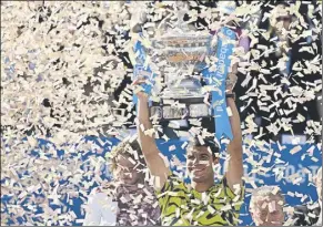  ?? Foto: manel montilla ?? Carlos Alcaraz alza el trofeo de campeón con la tradiciona­l lluvia de confeti