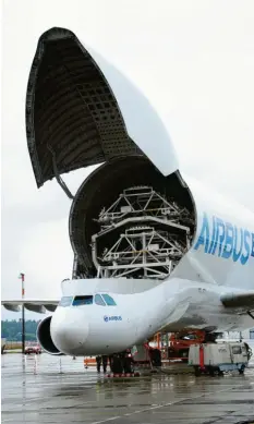  ?? Fotos: Manfred Dittenhofe­r ?? Im oberen Frachtraum transporti­ert der Beluga Airbus, der „Wal der Lüfte“, Bauteile für Flugzeuge.