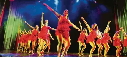  ?? ?? Mit ihrer temperamen­tvollen südamerika­nischen Ballettnum­mer „Havanna“boten die Tänzerinne­n des TSV Firnhabera­u noch einen Höhepunkt vor dem Finale.