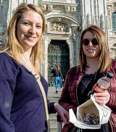  ?? (Passaro) ?? Infermiere Le amiche Brigitte e Françoise, rispettiva­mente di 27 e 23 anni, in visita a Milano per il fine settimana