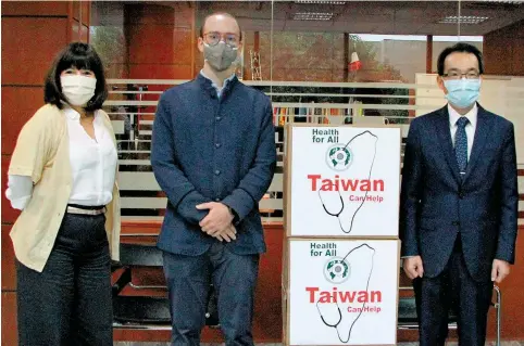  ?? /ERNESTO MUÑOZ ?? Martha Ramos, Directora General Editorial de la OEM, el Vicepresid­ente Ejecutivo de la OEM, Francisco Torres Vázquez, y el embajador de Taiwán, Armando Cheng, durante la donación.